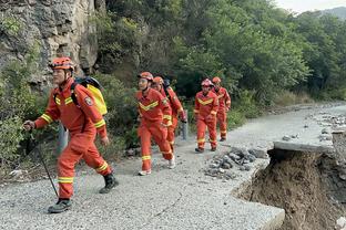 当绿叶！爱德华兹半场1中0没拿分 送出5次助攻